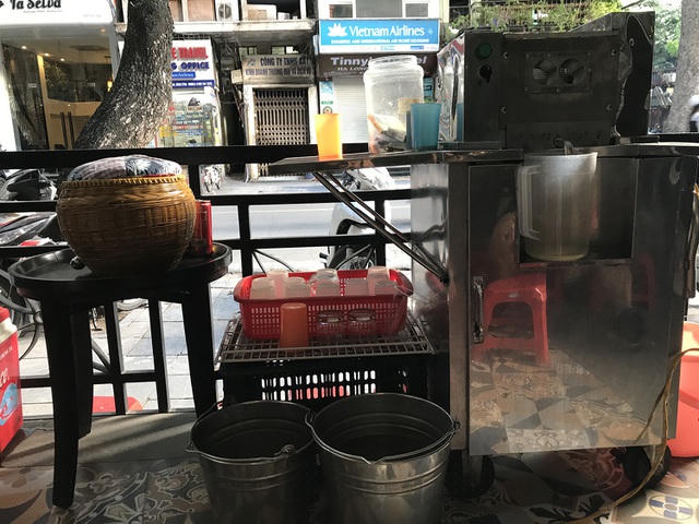 Hoặc mưu sinh bằng cách bán mọi thứ có thể