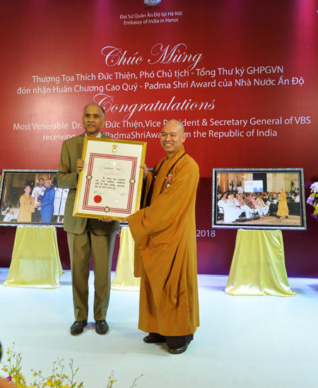 Ngài Parvathaneni Harish Đại sứ Đặc mệnh toàn quyền Cộng hòa Ấn Độ tại Việt Nam trao tặng huân chương Padma Shri Award tới TT. Thích Đức Thiện.