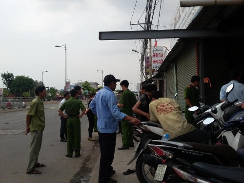 Công an đang khám nghiệm hiện trường vụ việc.