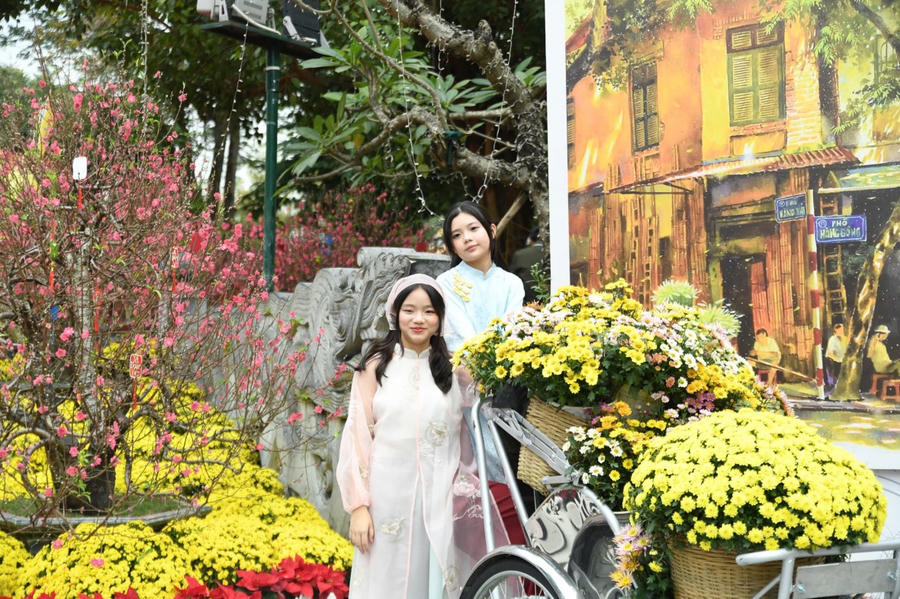 Những cô gái tạo dáng bên những chậu hoa rực rỡ