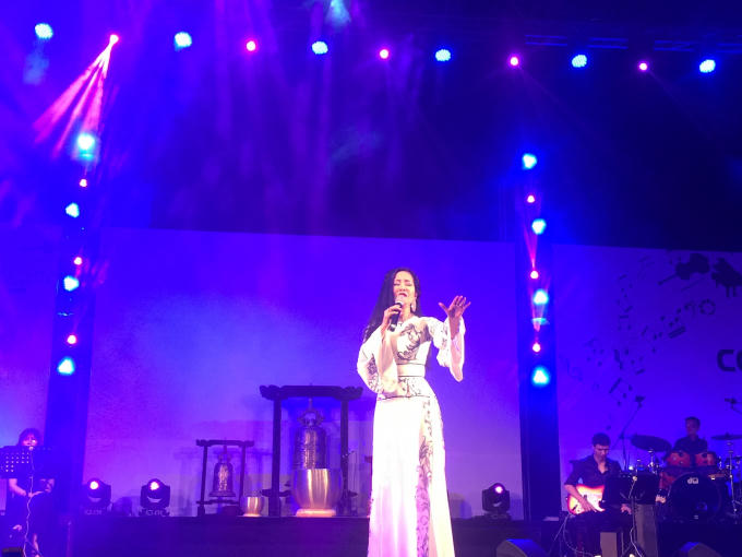 Ca sĩ Hồng Nhung trong đem nhạc.
