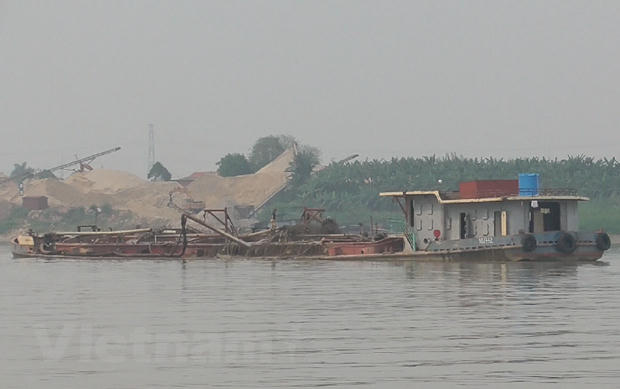 Hoạt động khai thác cát trá hình núp bóng dự án nạo vét. (Ảnh: PV/Vietnam+)