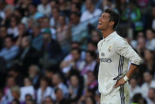 Ronaldo thất vọng sau pha bóng bị Savic cản phá phút 31.