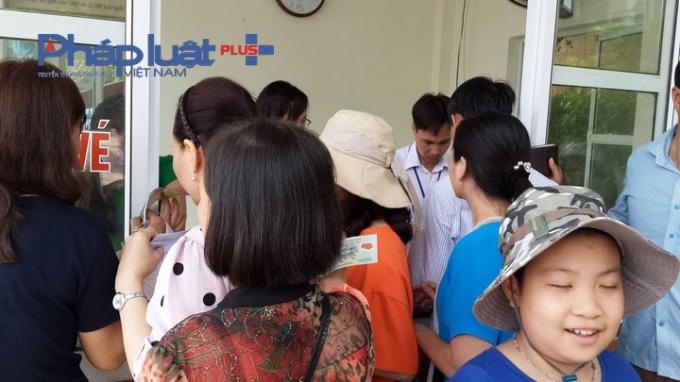 Chen chúc nhau để được mua vé.