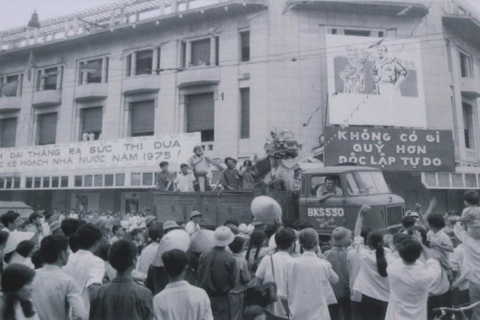 Sau khi nghe tin Sài Gòn giải phóng, hàng chục vạn thanh niên thủ đô Hà Nội đã đổ ra đường reo hò.
