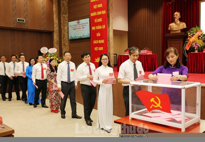 Các đại biểu bỏ phiếu bầu Ban Chấp hành Đảng bộ cơ quan Văn phòng Thành ủy Hà Nội, nhiệm kỳ 2020-2025