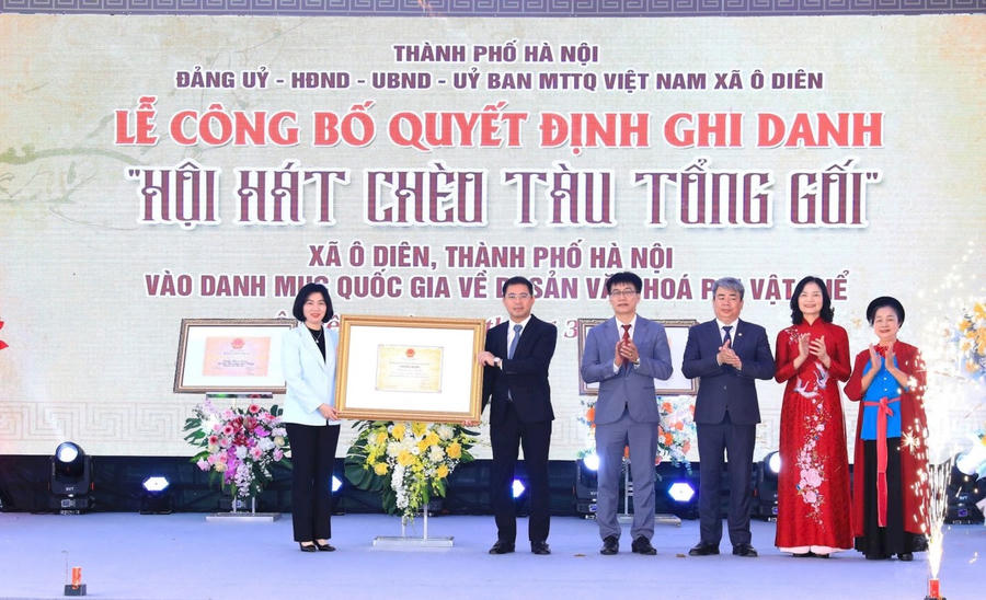 Phó Bí thư Thành ủy, Chủ tịch HĐND thành phố Hà Nội Phùng Thị Hồng Hà trao Quyết định ghi danh “Hội hát Chèo Tàu Tổng Gối” cho đại diện lãnh đạo xã Ô Diên.