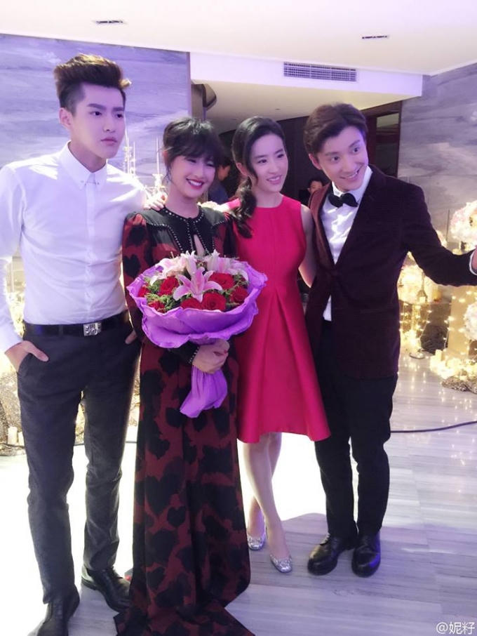 Kiều Nhậm Lương bên Lưu Diệc Phi.