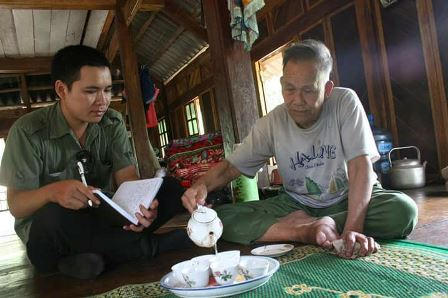 Nguyễn Đức Lợi (trái) trong một lần đi tác nghiệp.