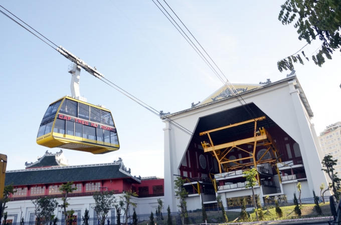 Cáp treo Nữ Hoàng từ Bãi Cháy tới đỉnh đồi Ba Đèo.