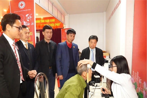 Đoàn y, bác sĩ Bệnh viện Mắt Sài Gòn-Hà Nội khám, sàng lọc các bệnh về mắt cho các đối tượng tại chương trình.