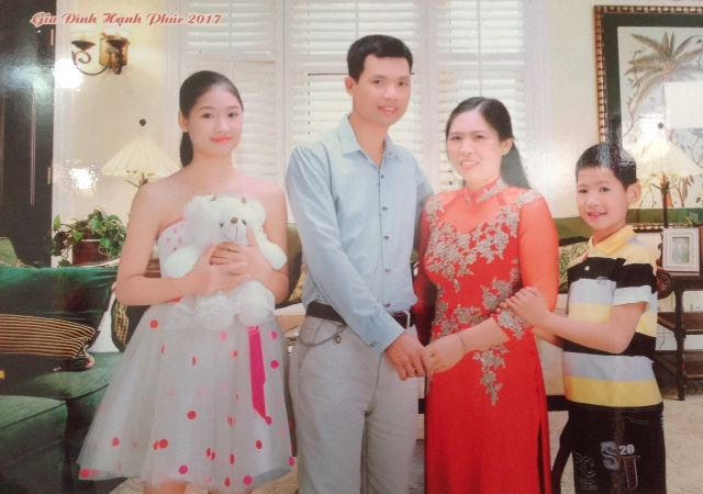 Bức ảnh Gia đình hạnh phúc cuối cùng chị Huyền chụp cùng chồng và hai con đầu năm 2017