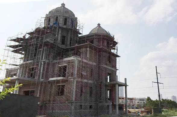 Bất chấp lệnh đình chỉ, công nhân vẫn đang hoàn thiện công trình