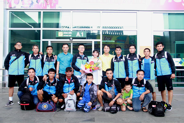 Sáng 7/6, đội bóng Đài phát thanh truyền hình Sóc Trăng đáp chuyến bay sớm để kịp có mặt dự lễ bốc thăm chia bảng