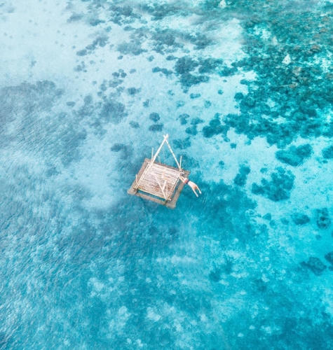 Nước biển xanh trong nhìn thấy cả đáy ở Maria, Siquijor, Philippines.