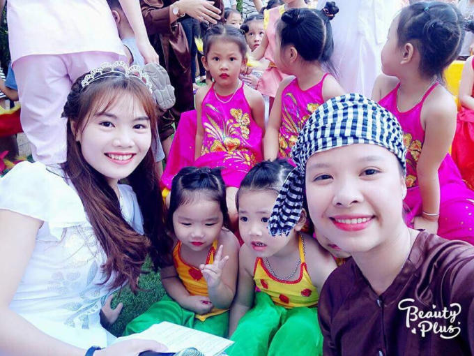 "Chị Hằng, chú Cuội" vui chơi cùng các em nhỏ tại trường...