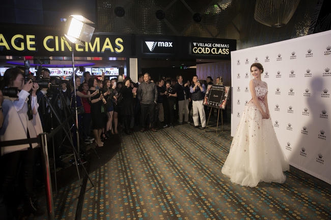 Ngọc Trinh thu hút sự chú ý của giới truyền thông tại buổi khai mạc tại Úc.