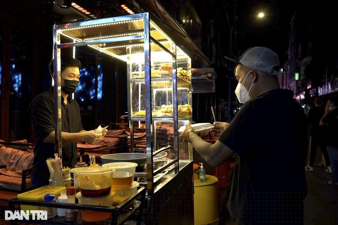 Anh Hoàng Phong nhân viên quán bar chia sẻ, những tháng nghỉ dịch hơn một nửa nhân viên đã về quê, số còn lại không có việc gì làm nên rất buồn.