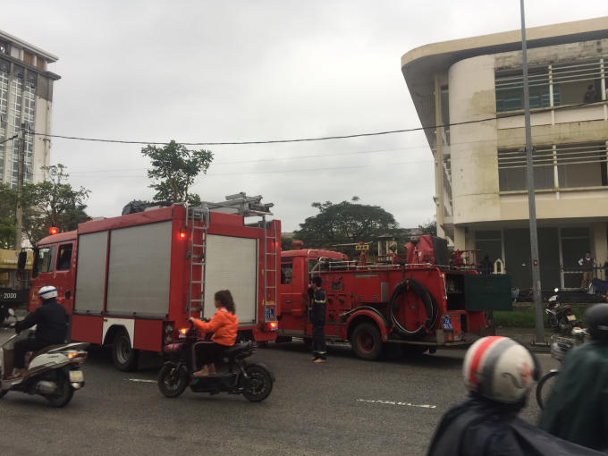 Huế: Ch&aacute;y kho c&oacute; chứa b&igrave;nh ắc quy, nhiều người hốt hoảng
