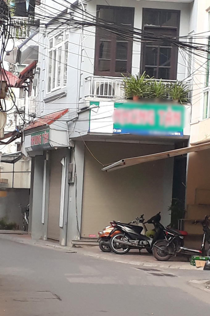 Cửa hàng này thì lấy băng keo phủ đi chữ "xách tay" ở phần đầu biển hiệu.              Chữ "hàng xách tay" này               Giờ cũng đã bị bóc bỏ.               Tất cả những cửa hàng bán hàng xách tay đã đóng cửa. Chỉ còn lại duy nhất “gã khổng lồ” H.C 32 còn mở cửa, song cũng không phải để buôn bán.