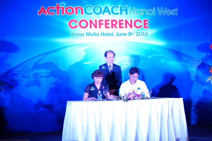 Bà Ngô Thị Bích Quyên, Giám đốc Actioncoach Hà Nội West kí kết với chương trình khởi nghiệp của VCCI.