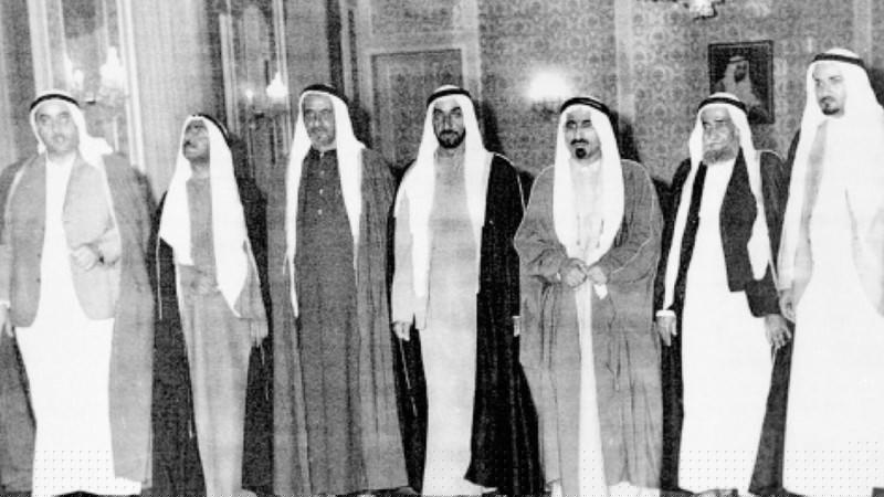 Tổng thống UAE Sheikh Zayed bin Sultan Al Nahyan chụp ảnh với các nhà cầm quyền của 7 vương quốc thành viên liên bang UAE vào tháng 2/1972, ngay sau khi Ras Al Khaimah trở thành thành viên thứ 7.