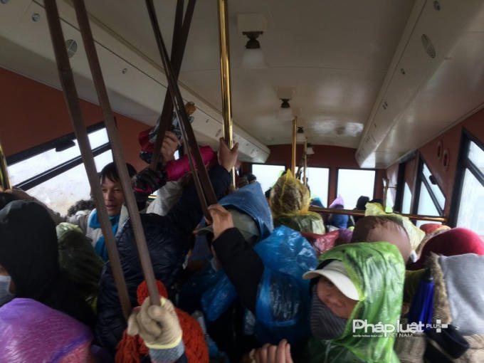 Bên trong 1 cabin không còn một chỗ trống.