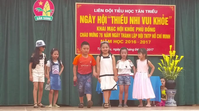 Tiết mục biểu diễn thời trang do các em học sinh lớp 2C - trường tiểu học Tân Triều thực hiện.