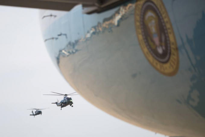 Tổng thống Donald Trump đã dừng lại ở bang Hawaii, đến căn cứ chung Trân Châu Cảng-Hickam ngày 3/11 sau khi bay từ Washington.