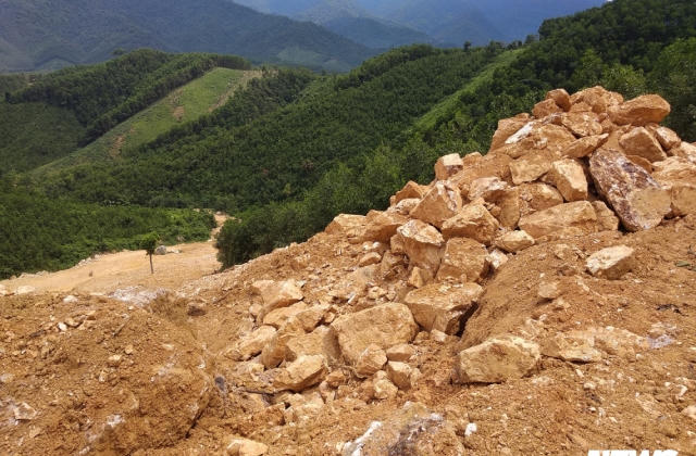 Núp bóng cải tạo vườn đồi, nhóm 'quặng tặc' đưa máy móc khai thác trái phép đá thạch anh ở Nghệ An