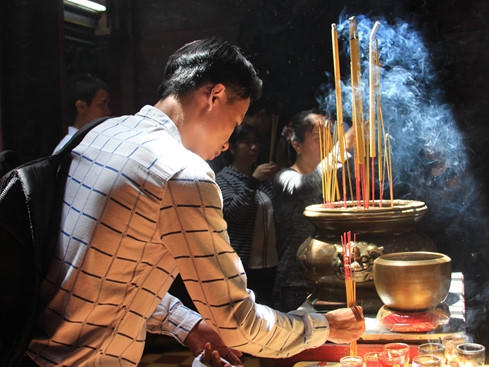 Nhiều người dân tới chùa thắp nhang trong sáng 23/5.
