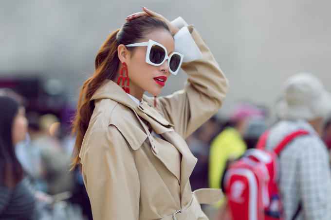 Phạm Hương gây “náo loạn” đường phố Seoul Fashion Week