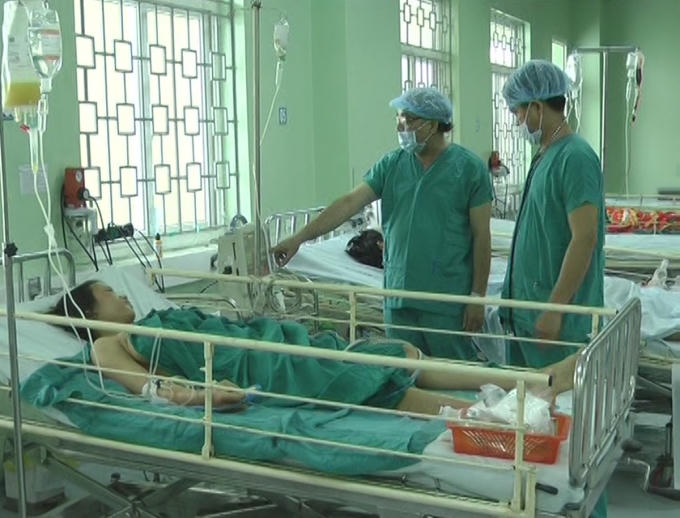 Các bác sỹ chăm sóc cho sản phụ Huỳnh Thị Lý