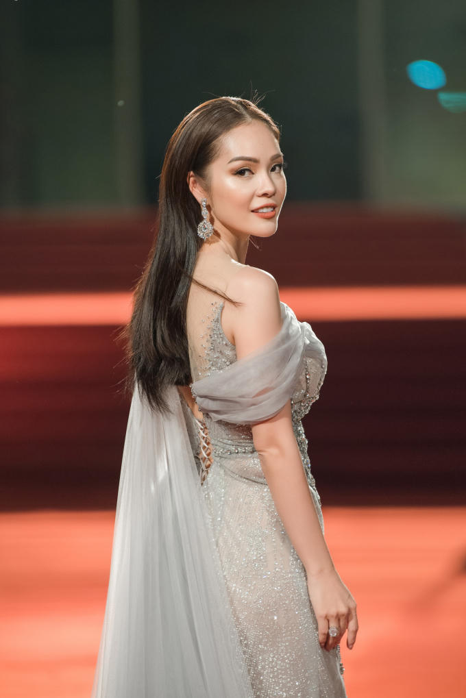 Dương Cẩm Lynh  diện v&aacute;y dạ hội xuy&ecirc;n thấu trong vai tr&ograve; MC
