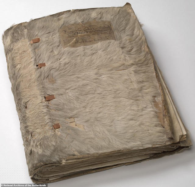 Cuốn sổ có niên đại từ thế kỷ 16 thuộc về một tòa án ở Hà Lan khi xưa.