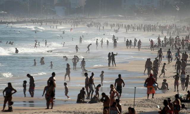 Hầu hết người dân không đeo khẩu trang khi tắm biển tại Brazil. (Ảnh: Reuters)