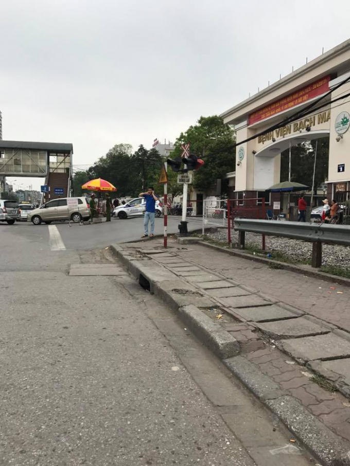 Phía cổng trước Bệnh viện Bạch Mai nơi lúc nào cũng ùn ùn người thì chiều nay cũng vắng vẻ.