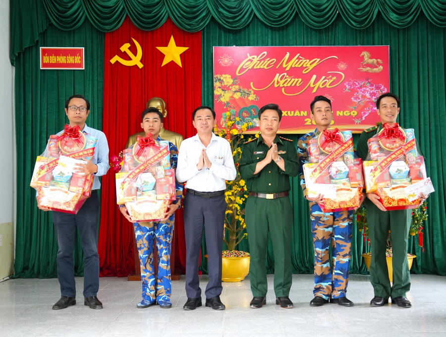 Ông Phan Thanh Duy và Đại tá Phạm Minh Giang tặng quà Tết cho cán bộ, chiến sĩ Đồn Biên phòng Sông Đốc, Hải đội Biên phòng 1 và đại diện Cảng cá Sông Đốc.