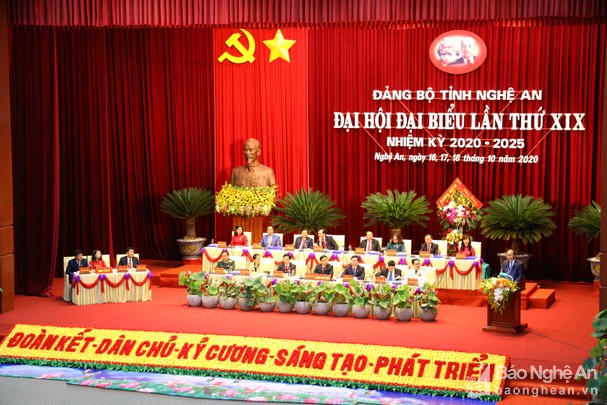 Thủ tướng Chính phủ phát biểu chỉ đạo tại Đại hội đại biểu Đảng bộ tỉnh Nghệ An lần thứ XIX, nhiệm kỳ 2020-2025. Ảnh: Nguyên Nguyên