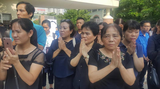 Tiễn đưa người thầy đáng kính còn có cả các phụ huynh của học sinh.