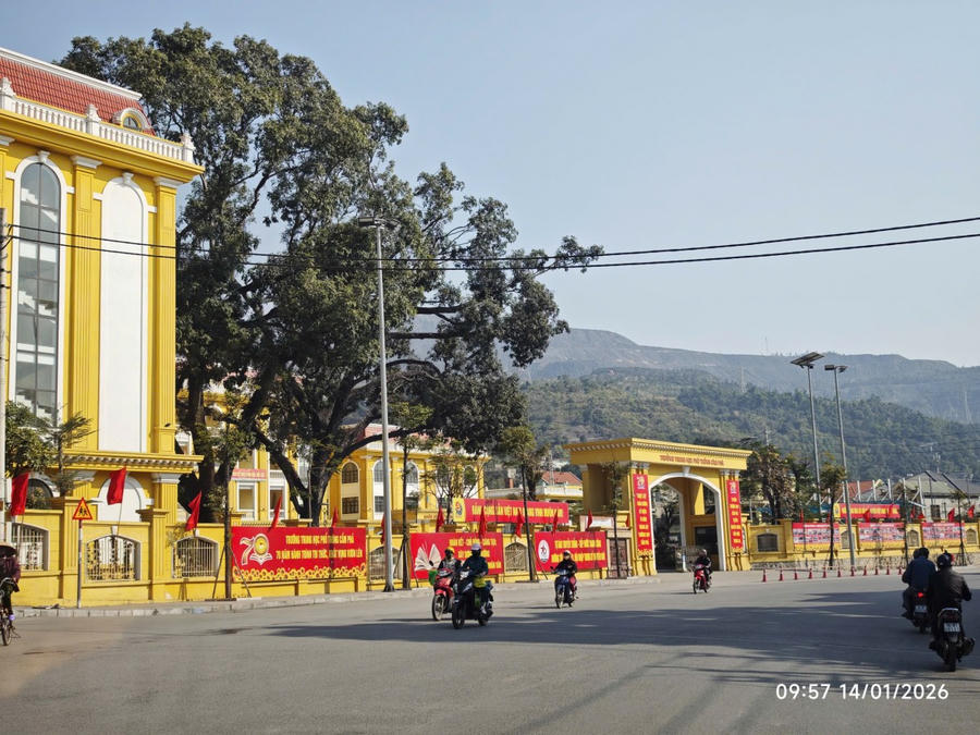 Hầu hết tại các địa phương người đi đường đều dễ dàng bắt gặp những màn hình LED, pano với khẩu hiệu "Nhiệt liệt chào mừng Đại hội Đảng toàn quốc lần thứ XIV". Ảnh: Nguyễn Quang.