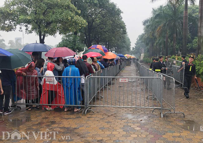 Mặc dù trời mưa nhưng từ 6h sáng nay (1.12), hàng nghìn người đã đứng trước cổng Liên đoàn Bóng đá Việt Nam - VFF để đợi nhận vé đã mua bằng hình thức online.