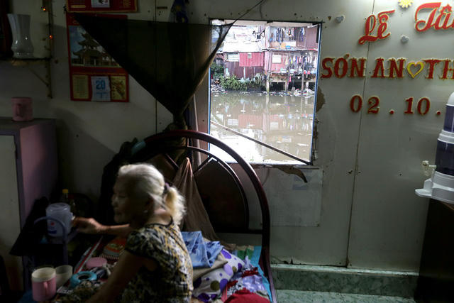 Những ngôi nhà ở dọc con rạch Xuyên Tâm đều làm tạm bợ, lợp mái tôn.