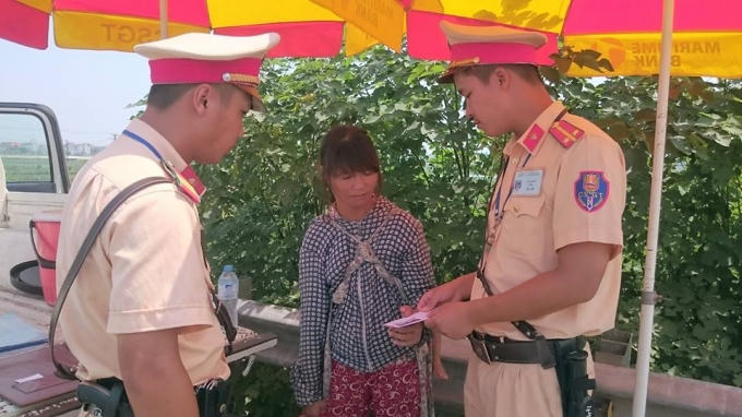 Sau 6 năm bị lừa bán sang Trung Quốc trên đường về chị Chung được các chiến sỹ CSGT giúp đỡ.
