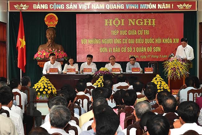 Thủ tướng Chính phủ Nguyễn Xuân Phúc cùng 4 ứng cử viên đại biểu Quốc hội khóa XIV tại buổi tiếp xúc cử tri TP Hải Phòng.