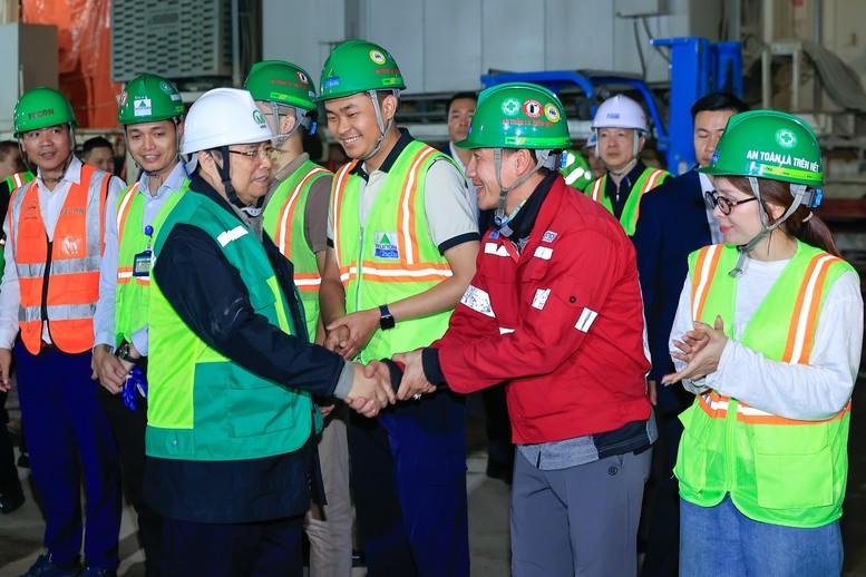 Thủ tướng thăm, kiểm tra và động viên công nhân, kỹ sư thi công tại hầm ga S11 Văn Miếu.