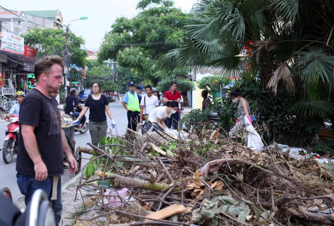 Phát hiện khối rác khổng lồ trên đường Nguyễn Hoàng Tôn, phường Xuân La. 