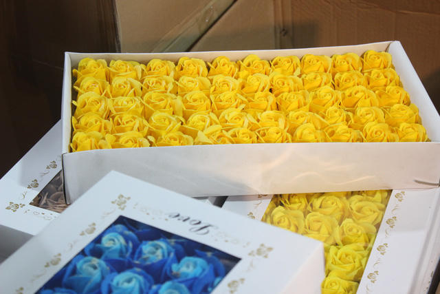 Hoa giả c&oacute; gi&aacute; 100.000 đồng/hộp.