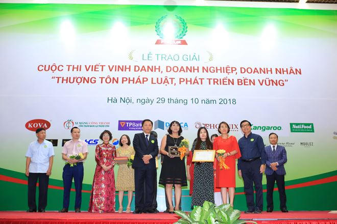 Các tác giả nhận giải khuyến khích của cuộc thi.