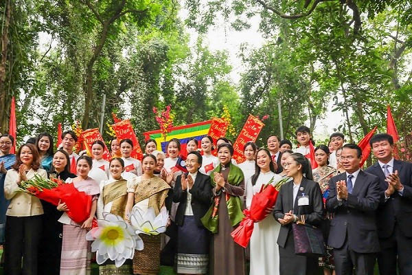 Bà Ngô Phương Ly, Phu nhân Tổng Bí thư Đảng Cộng sản Việt Nam; Bà Naly Sisoulith, Phu nhân Tổng Bí thư Ban Chấp hành Trung ương Đảng Nhân dân Cách mạng Lào, Chủ tịch nước Cộng hòa Dân chủ Nhân dân Lào và các lãnh đạo tỉnh Ninh Bình chụp ảnh lưu niệm cùng các sinh viên Lào đang học tập tại Ninh Bình.